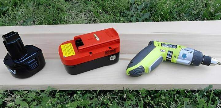 แบตเตอรี่สำหรับรุ่นไร้สายวางข้างๆ กับรุ่นของเครื่องมือที่ใช้ แสดงรายละเอียดการเชื่อมต่อและการใช้งานที่เข้ากันได้