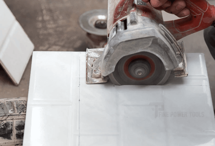 ชายกำลังกตัดกระเบื้องด้วยเครื่องตัดกระเบื้องคุณภาพสูง สำหรับงานก่อสร้างและ DIY ที่บ้าน