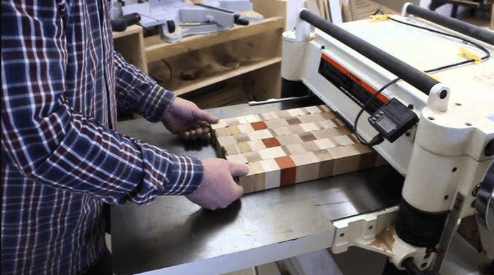 มอเตอร์ทรงพลังของเครื่องรีดไม้ สำหรับงานช่างไม้ที่ต้องการความแม่นยำและแรงขับสูง