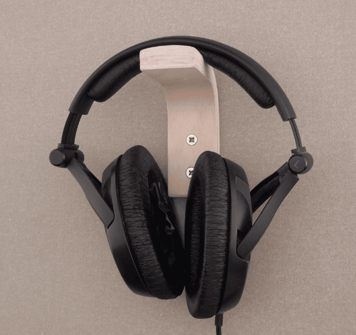 หูฟังแขวนอยู่บนขายึดชั้นวาง