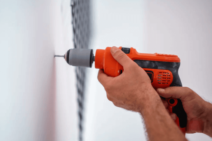 แสดงพลังของสว่านไฟฟ้าระหว่างเจาะผนังปูน