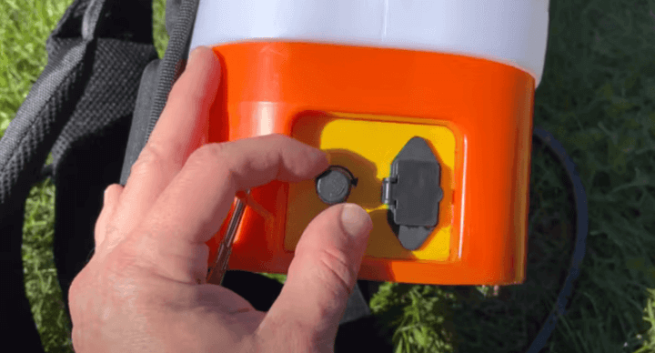 การปรับแรงดันเครื่องพ่นยาแบตเตอรี่สะพายหลังเพื่อควบคุมการพ่นสารเคมี