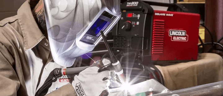 เครื่องเชื่อมอลูมิเนียมกำลังทำงานโดยช่างเชื่อมมืออาชีพในโรงงาน