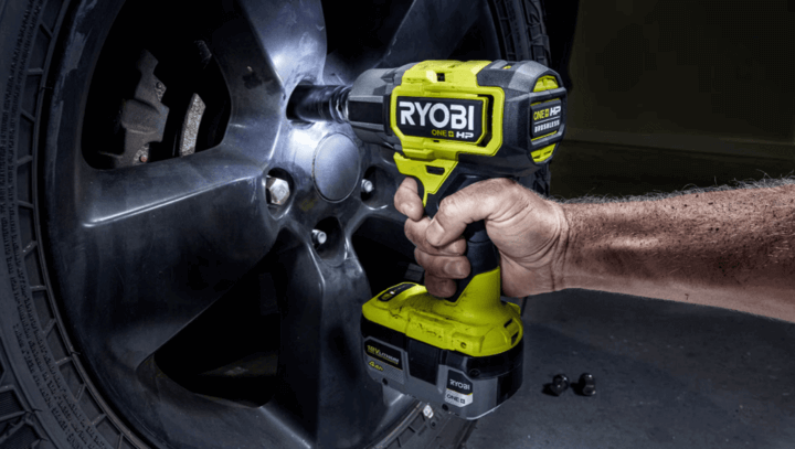 ใช้บล็อกไฟฟ้าไร้สายขันล้อรถยนต์ – เครื่องมือช่างยนต์ทรงพลังสำหรับการซ่อมรถ